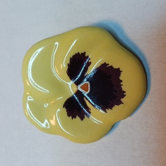 Vintage Avon Pansy Flower Brooch Pin Porcelain Yellow - Picture 1 of 6